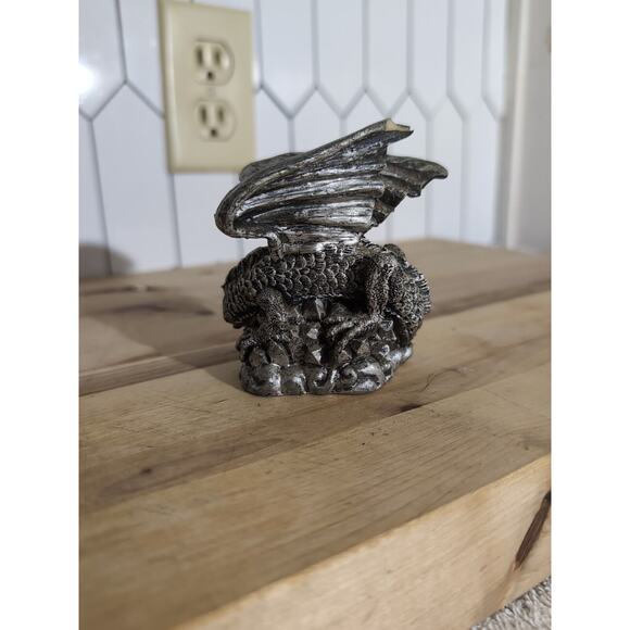 Winged Dragon Sitting On Crystals Statue, Figurine Game Piece, Fantasy Art, Flaw - Picture 3 of 7
